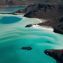 Arena blanca y mar azul en La Paz